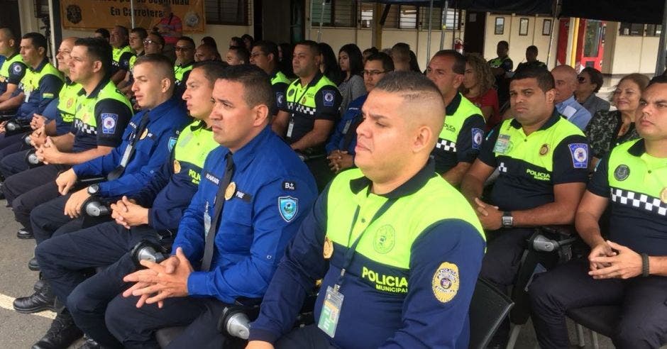 oficiales de tránsito esperando