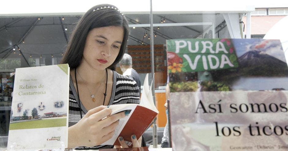 Mujer leyendo