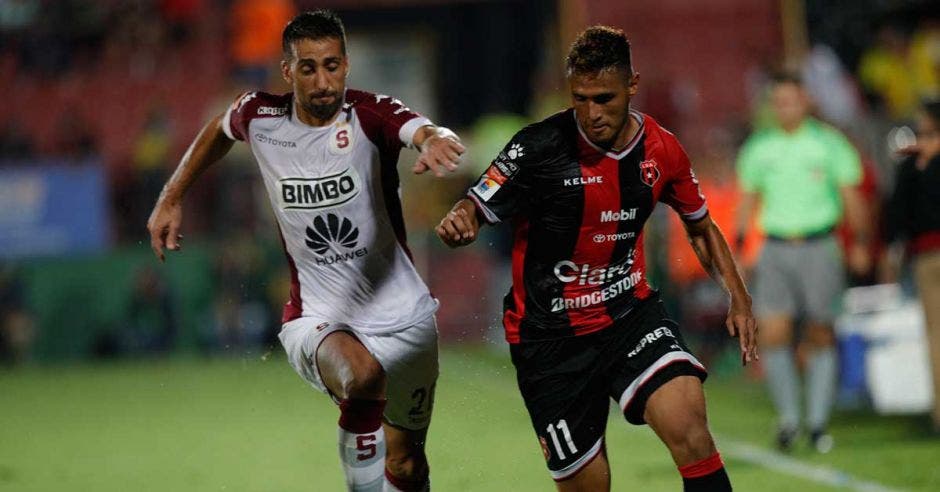 Mariano Torres y Alex López tendrán un duelo por ganar el medio campo.