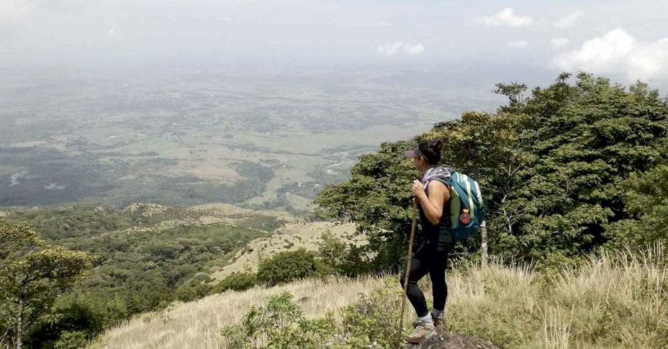 El recorrido a la cima del volcán Miravalles es de 16 kilómetros a través de senderos en las faldas del coloso.