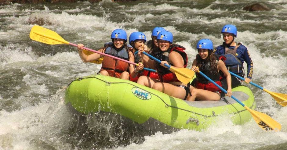 personas haciendo rafting