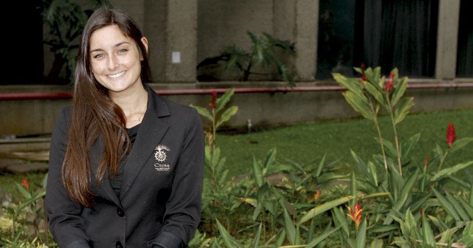 Danielle Doggett, capitana del barco, posa sonriente en el jardín del Hotel Radisson