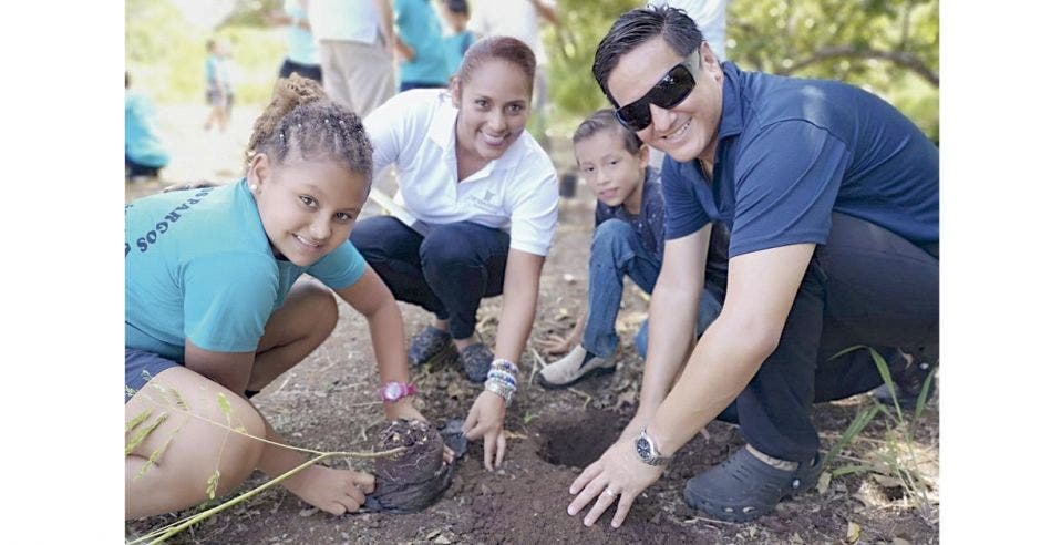 niños sembrando árboles