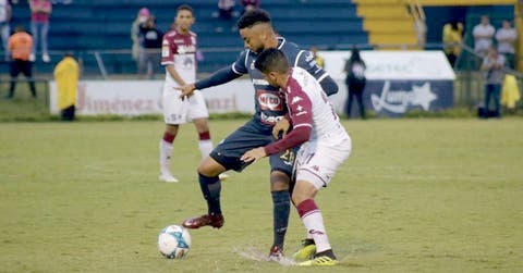 Las condiciones del clima no le permitieron a Manfred Rusell dominar el medio campo para Cartaginés aunque tuvo un remate que golpeó el horizontal.
