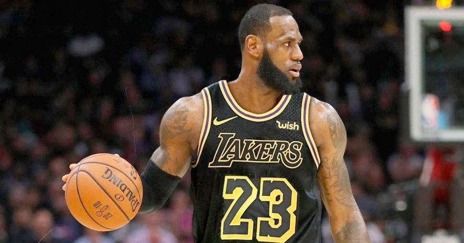 Además del salario con los Lakers, LeBron James recibe dinero por patrocinios.