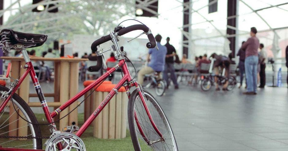 Una bici roja en exhibición