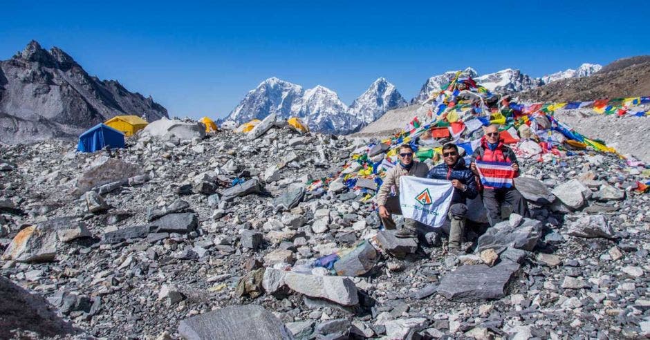 Los senderos rocosos y la nieve son parte del paisaje natural camino al Everest.