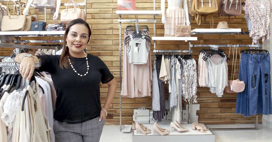 Natalia Reyes, de Ekono, posa en la sección de moda de la tienda