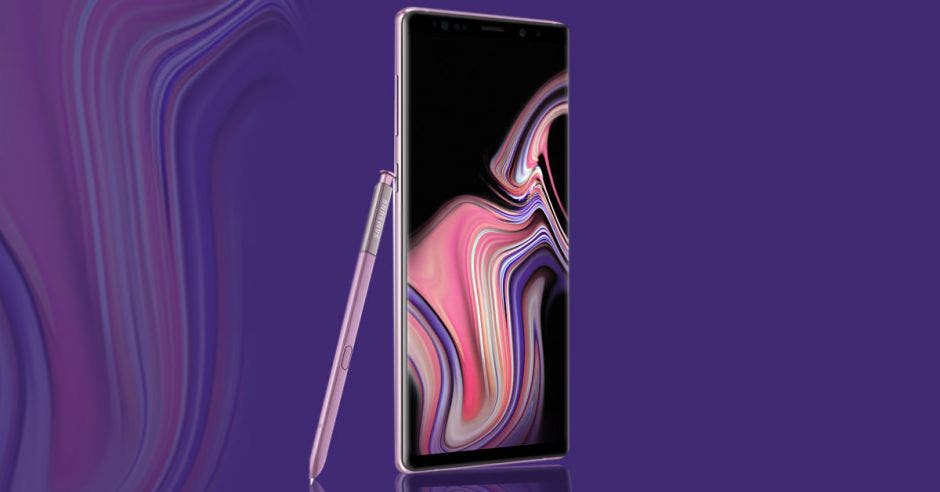 El Samsung Galaxy Note 9 sobre un fondo morado