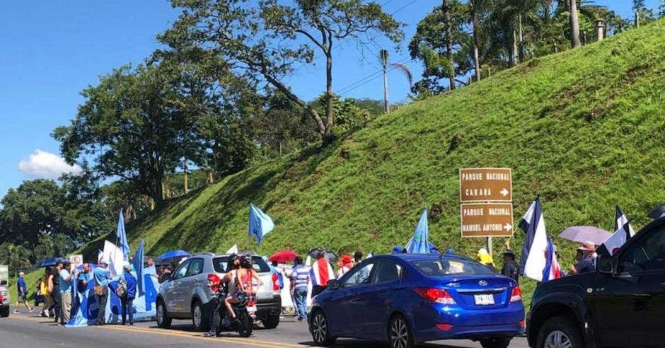 La Unión Nacional de Empleados de la Caja y la Seguridad Social (Undeca) mantiene protestas en la Garita de Alajuela, Barranca en Puntarenas y en Limón