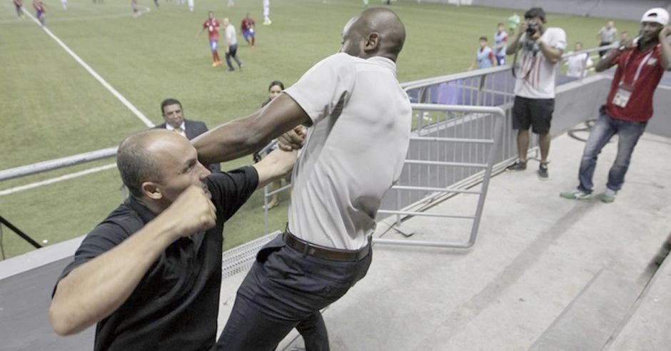 Su salida de la Selección se dio por una trifulca con un encargado de seguridad en Panamá al supuestamente intentar ingresar al terreno de juego en partido de la Preolímpica.