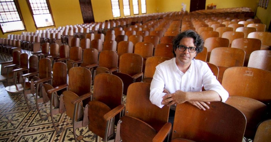 Édgar Mora, ministro de Educación, en una escuela de San José