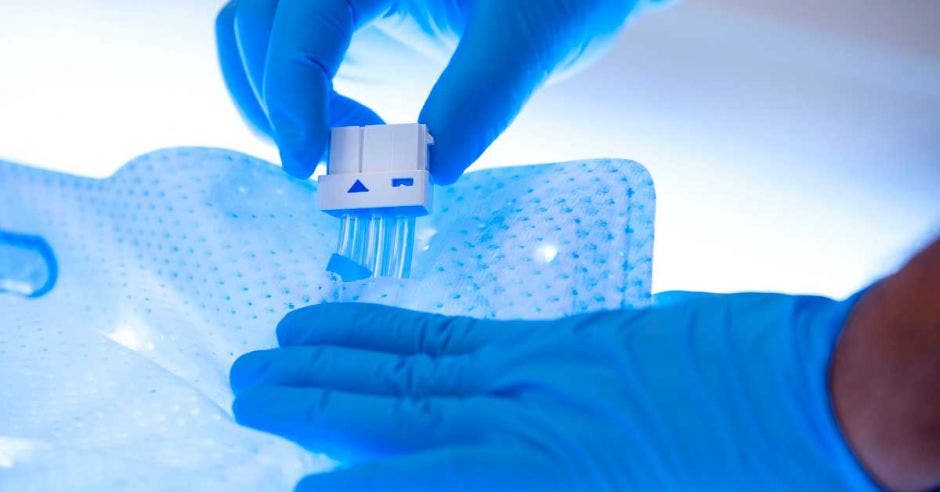 Un médico inserta un chip en un aparato médico