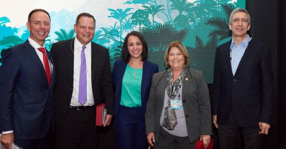 Peter Cerdá de IATA, Enrique Beltranena de Volaris, Gabriela Frías, moderadora, Maria Amalia Revelo, ministra de Turismo y Pedro Heilbron, de Copa Airlines