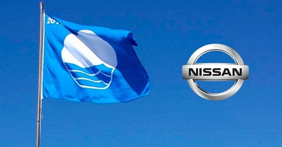 bandera azul y logo de Nissan