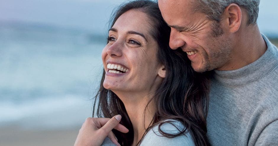 mujer sonriente pareja