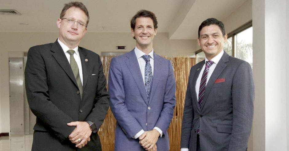 Dirk Niehaus, presidente de la Eurocámara de Costa Rica; Pelayo Castro, embajador de la Delegación de la Unión Europea, y Pedro Beirute, gerente general de la Promotora de Comercio Exterior.