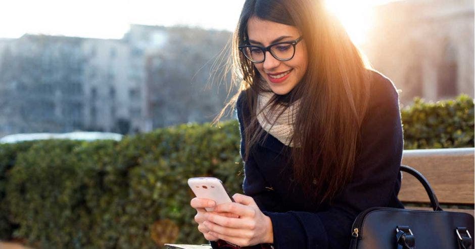 mujer con celular