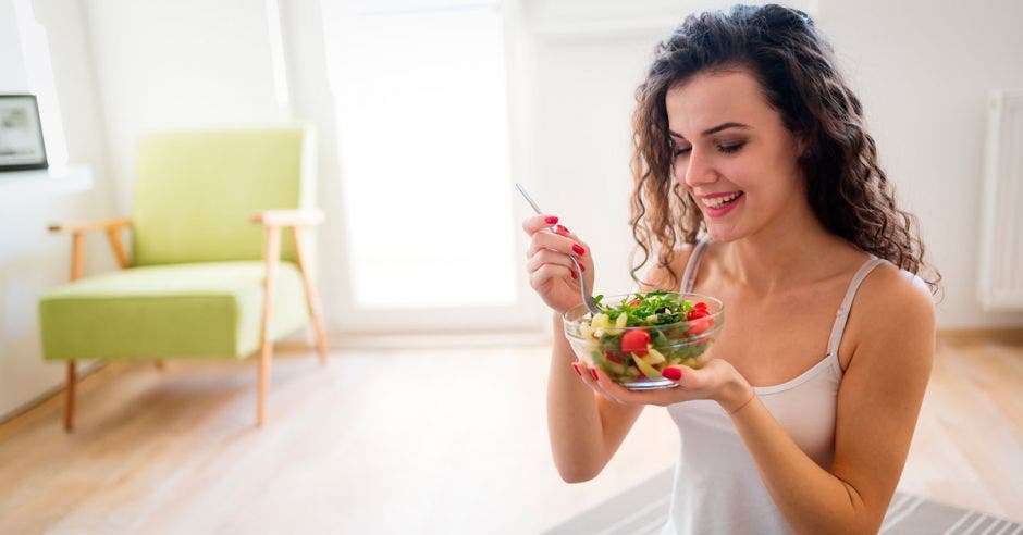 mujer comiendo saludable