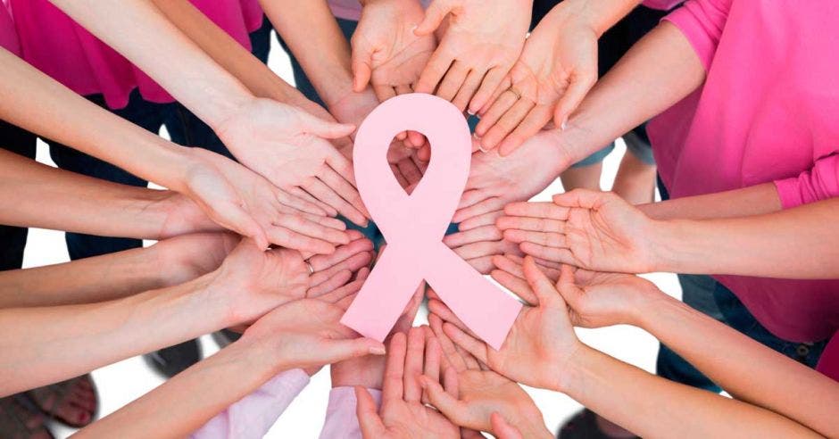 unión de manos contra el cáncer de mama