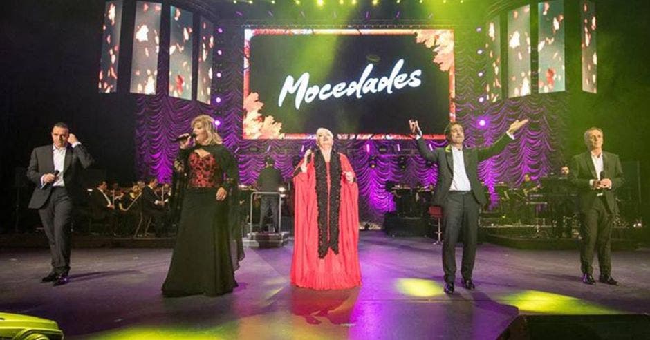 Los cuatro integrantes del grupo Mocedades que estarán en el país en tarima brindando uno de sus conciertos