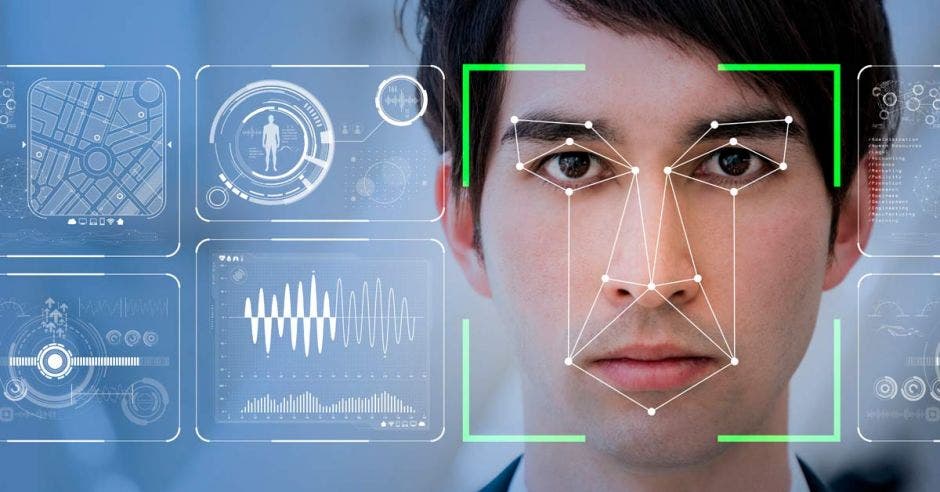 Un hombre mira a una máquina de reconocimiento facial