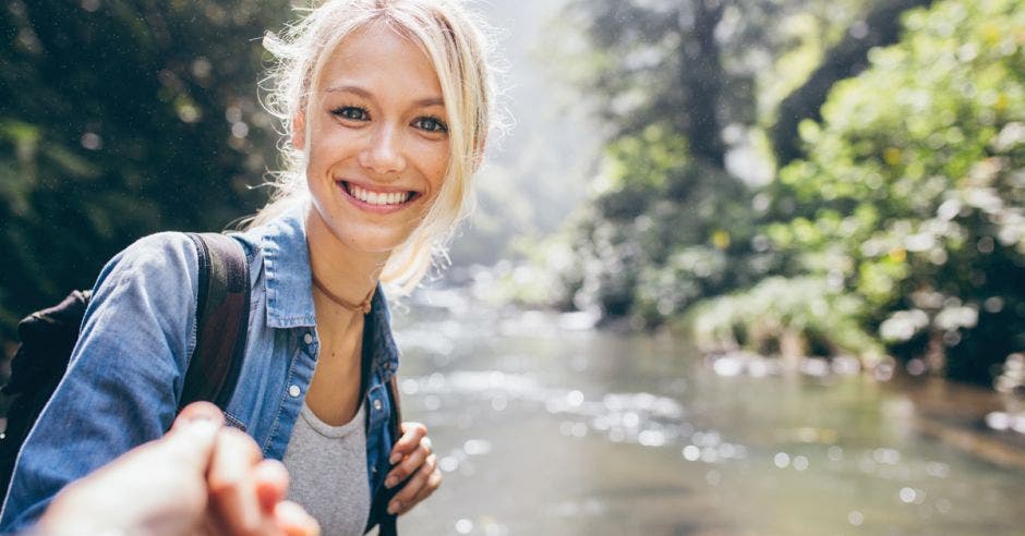 Turista disfrutando del turismo en Costa Rica,