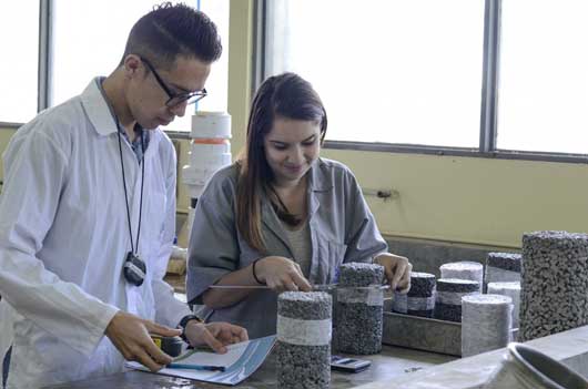 Dos estudiantes trabajan con concreto permeable