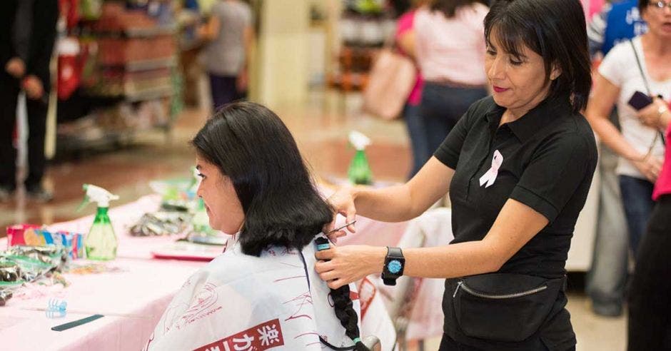 mujer cortándole el cabello a una señora