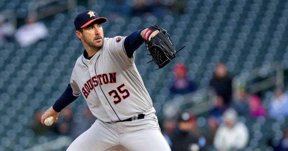 El veterano Justin Verlander con 252 ponchados en la temporada, abre por los Astros.