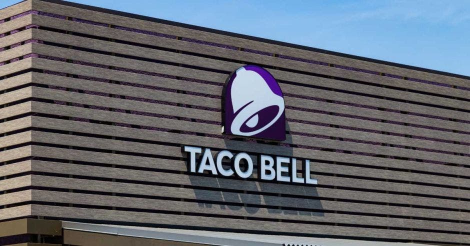 Logo de Taco Bell sobre una estructura de madera