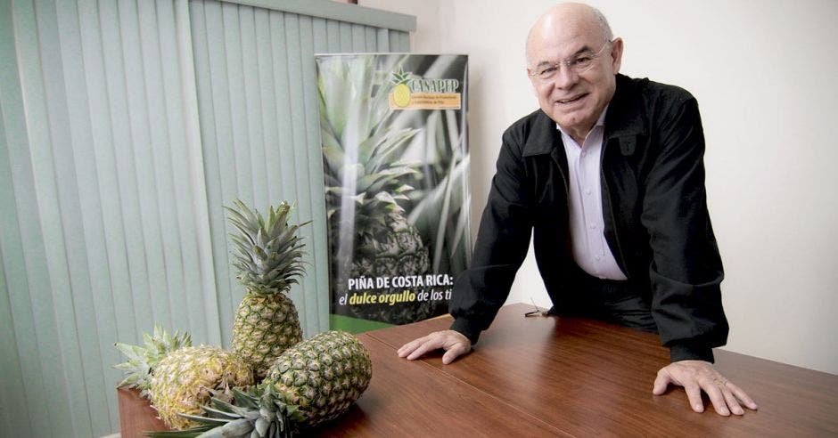 Abel Chaves posa con dos piñas