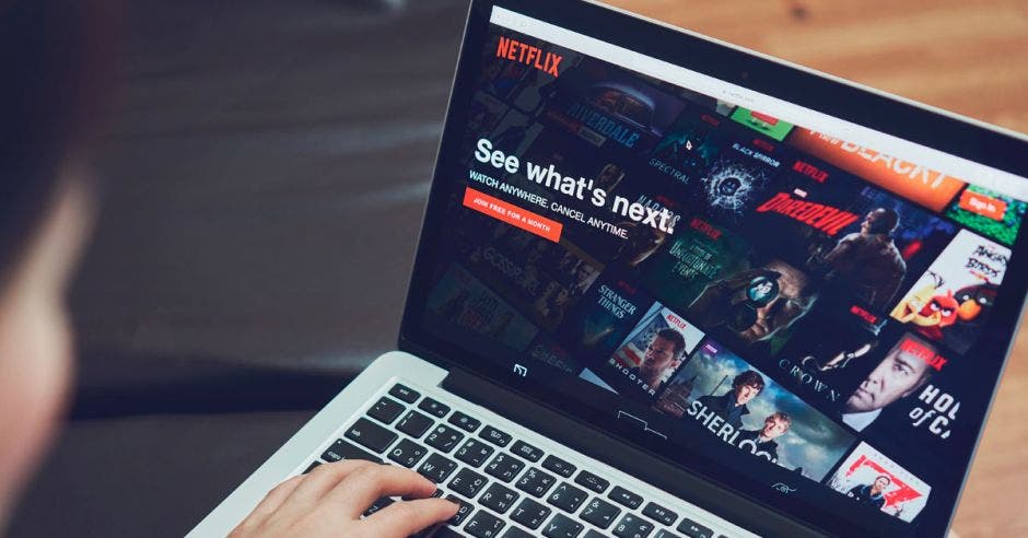 Una computadora portátil  haciendo una búsqueda en Netflix
