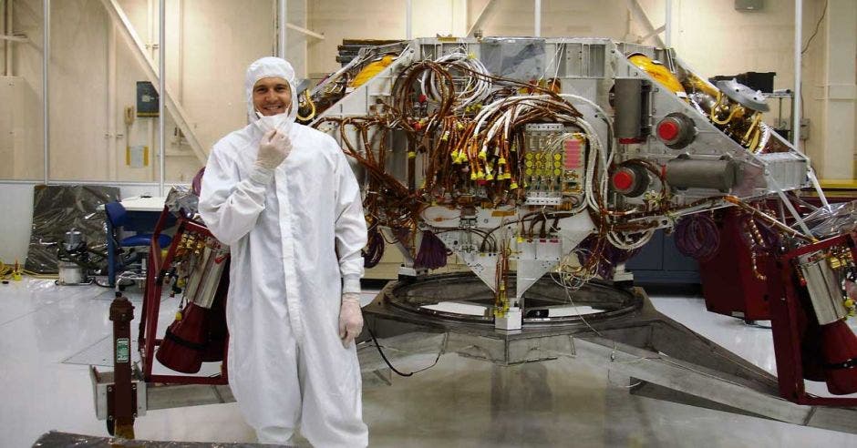 Joseph Mora trabajando en el sistema de propulsión de calor para la etapa de descenso en un cohete en el Laboratorio de Propulsión a Chorro de la NASA.