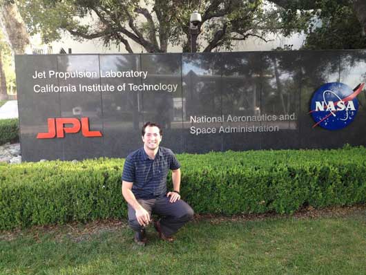 Alfredo Valverde, además de trabajar para el Laboratorio de Propulsión a Chorro de la NASA, es subdirector del Proyecto Irazú, el primer satélite que Centromérica lanzó al espacio.