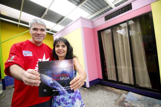 Bruce Callow y Ana Luisa Monge, autores del libro que recopila las hazañas de los ticos en la NASA.