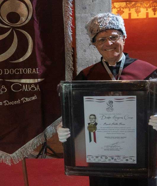 Ricardo Padilla, recibiendo el premio