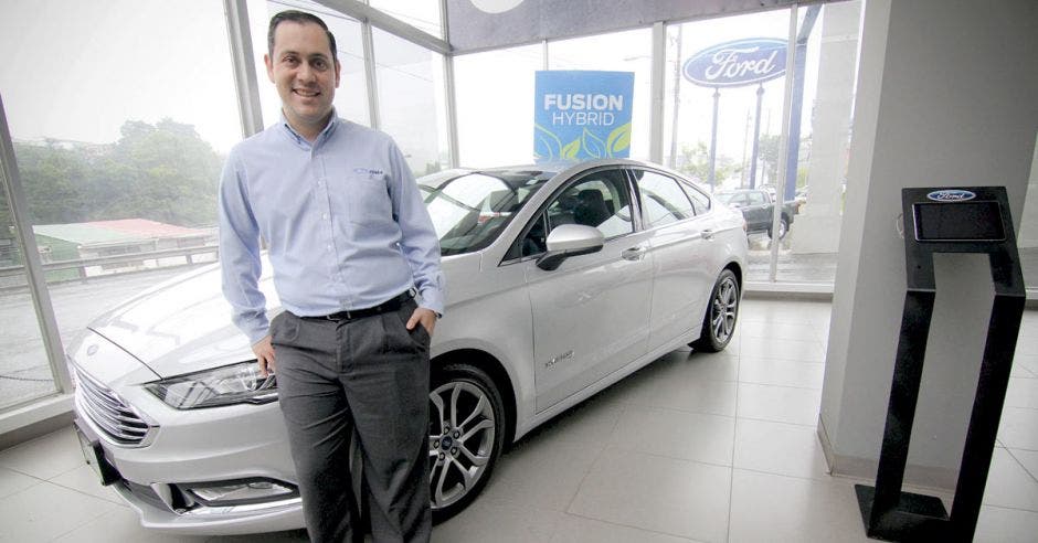 Miguel Gorrías, gerente de Mercadeo de Grupo Automotriz muestra el Ford Fusion híbrido.