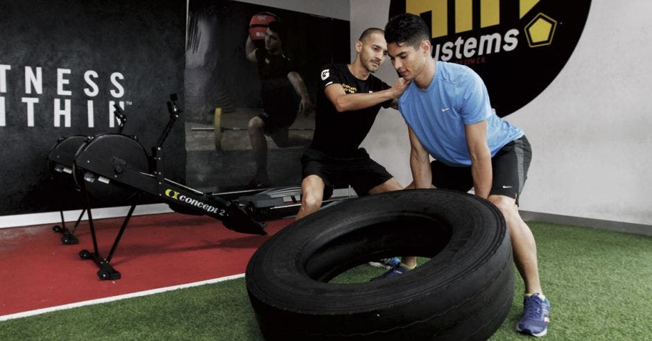 Luis Alonso Rodríguez, coordinador fitness de Gold's Gym Moravia, asegura la ejecución correcta de los ejercicios.