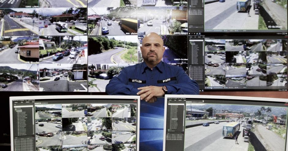 Freddy Guillén posa en el centro de monitoreo de la Municipalidad de Escazú