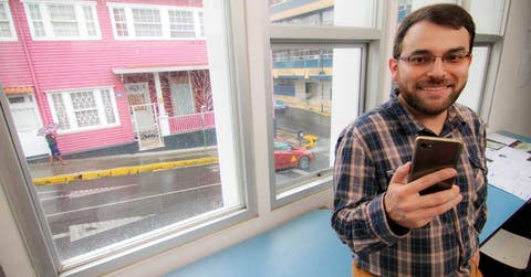 David Porras posa en su oficina, que tiene vista directa hacia Barrio Amón