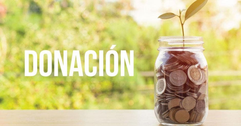 La palabra donación sobre un fondo con un tarro de monedas