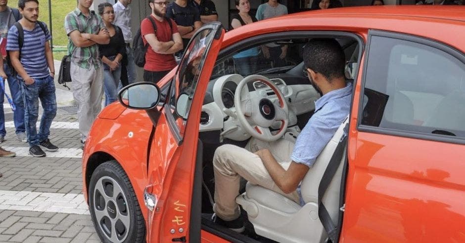 Un estudiante probando el cargador en las instalaciones del TEC