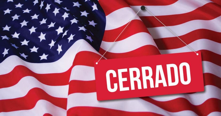 Bandera de Estados Unidos con rótulo de "cerrado"