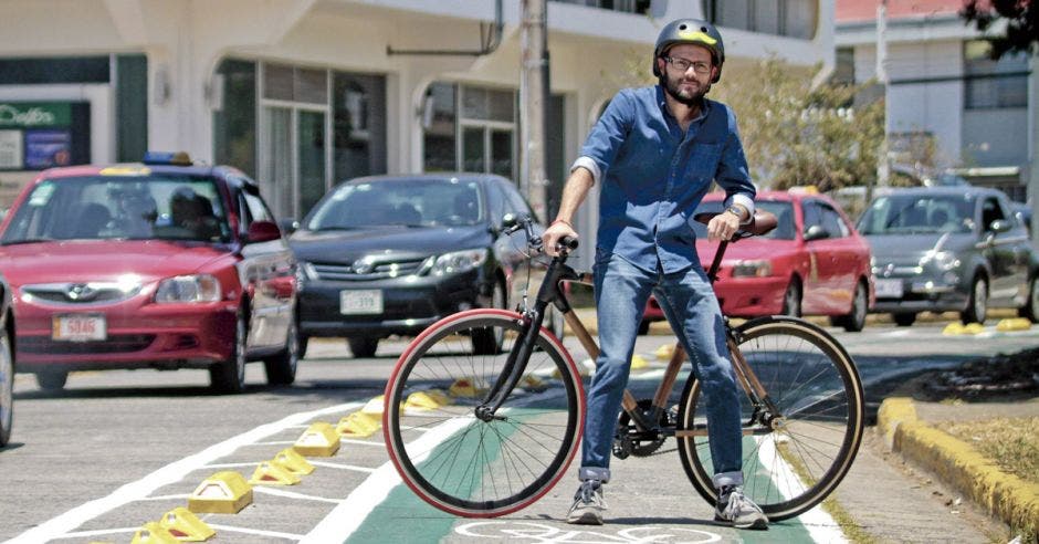 Roberto Guzmán posa con una bicicleta en la ciclovía