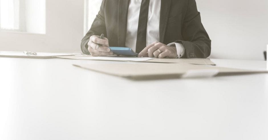 Un hombre sacando los números administrativos de su empresa