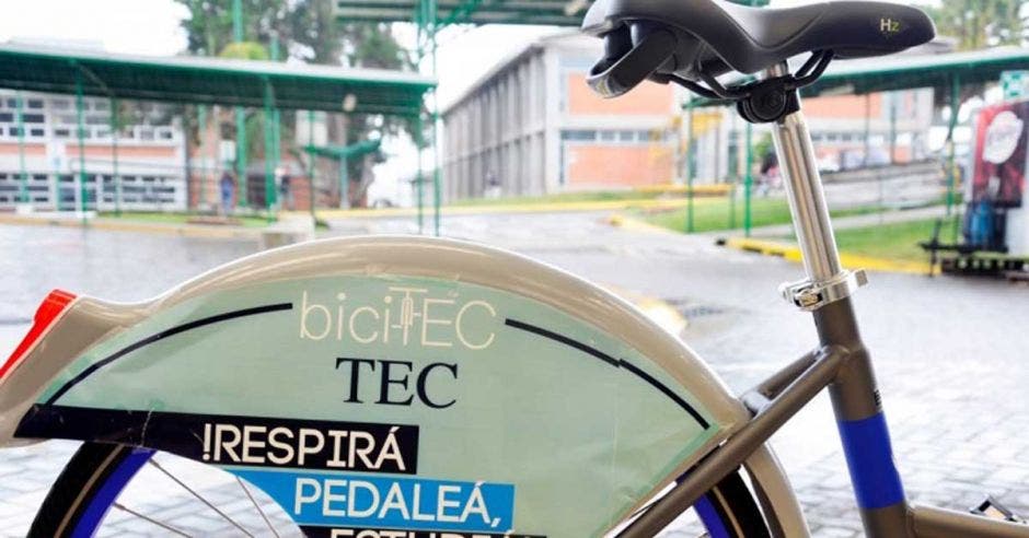 Una bici en el campus del TEC