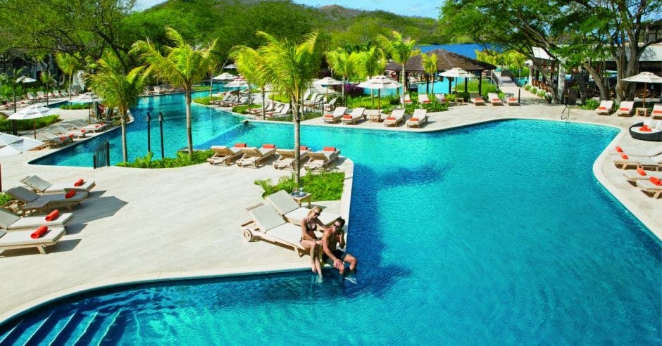 Una pareja disfrutando en una de las piscinas del hotel