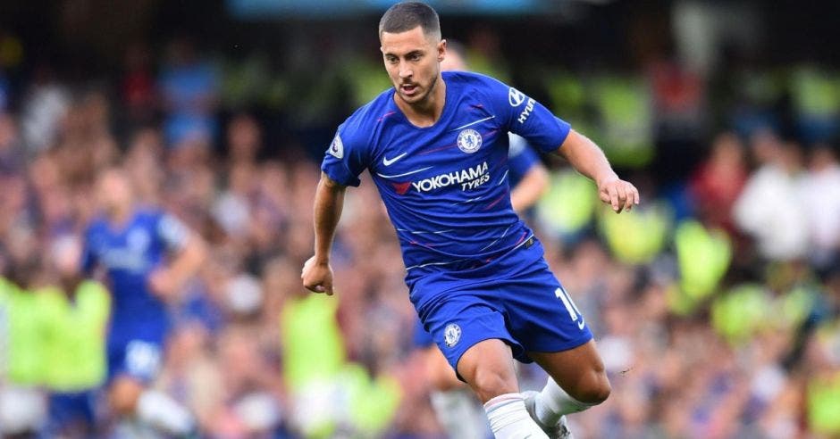 Edden Hazard con la camisa del Chelsea en medio partido