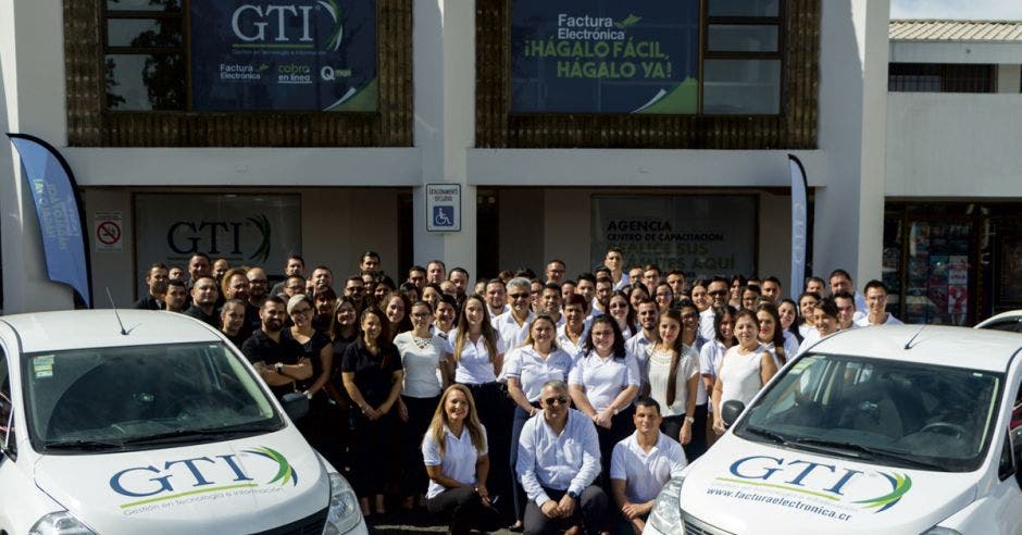 Empleados de GTI posan frente a las instalaciones de la empresa